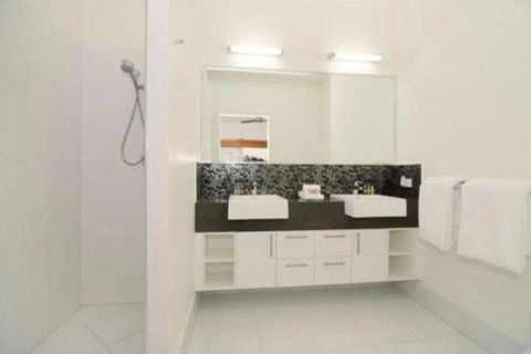 4 Cascade House Luxury Holiday Home - NT Tourism 2