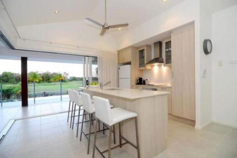 4 Cascade House Luxury Holiday Home - NT Tourism 3