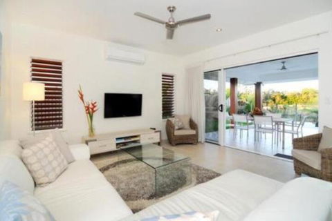 4 Cascade House Luxury Holiday Home - NT Tourism 7