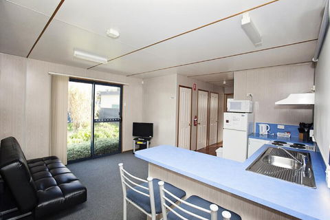 Seven Mile Beach Cabin And Caravan Park - NT Tourism 3