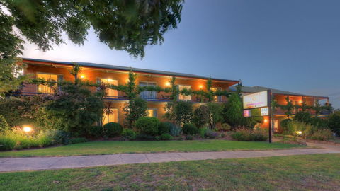 The Vines Motel And Cottages - NT Tourism 1