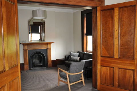 Cowgill House - Accommodation NT 5