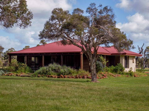 Dunsborough Rail Carriages & Farm Cottages - NT Tourism 2