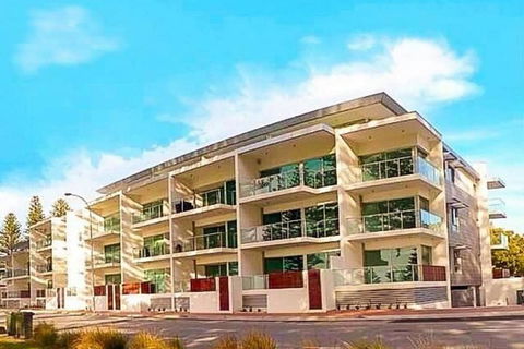 Breeze Beachfront Apartments - NT Tourism 1