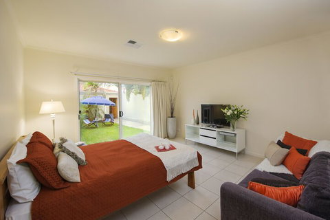 Adelaide Luxury Beach House - NT Tourism 1