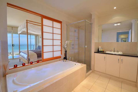Adelaide Luxury Beach House - NT Tourism 3