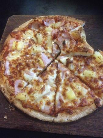 Crust Gourmet Pizza Bar Woolongong - NT Tourism 0