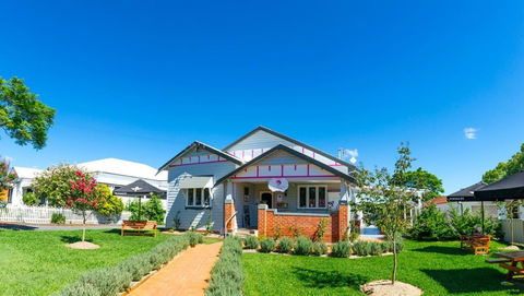The Crepe Myrtle Tea And Coffee Rooms - NT Tourism 0