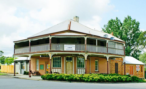 The Victoria Hotel Hinton - NT Tourism 0