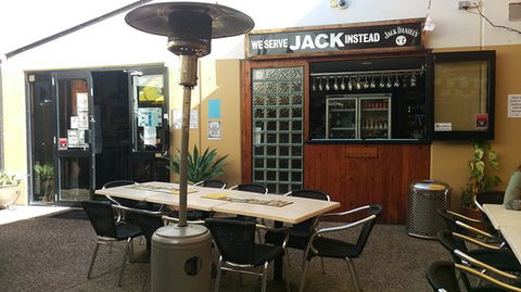 Burleigh Waters Tavern - NT Tourism 0