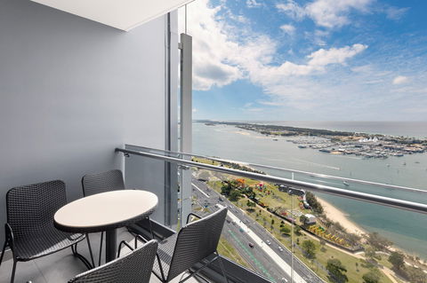 Meriton Suites Southport - NT Tourism 0