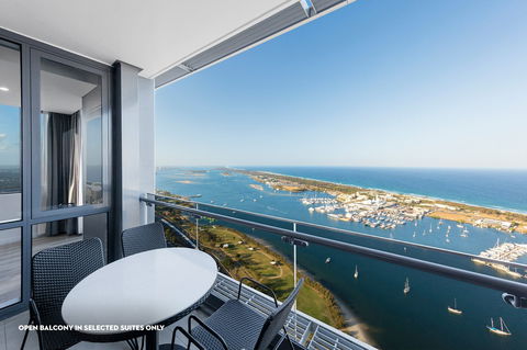 Meriton Suites Southport - NT Tourism 3