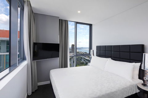 Meriton Suites Southport - NT Tourism 5