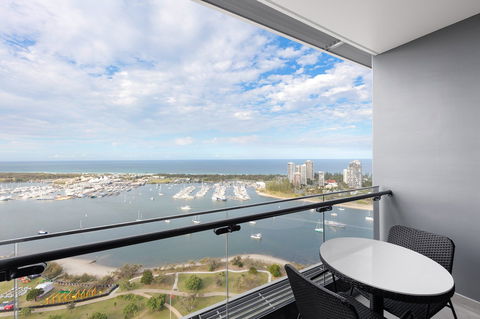 Meriton Suites Southport - NT Tourism 7