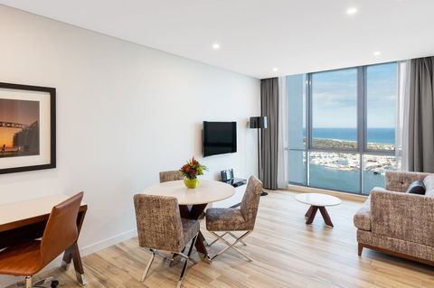 Meriton Suites Southport - NT Tourism 8