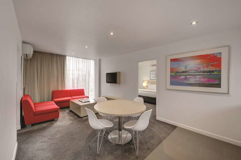 Travelodge Melbourne Docklands - Accommodation NT 8