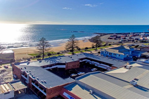 Beachfront Voyager Motor Inn - Accommodation NT 0