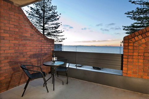 Beachfront Voyager Motor Inn - Accommodation NT 2