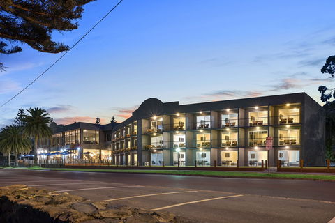 North Pier Hotel Cowes - NT Tourism 1
