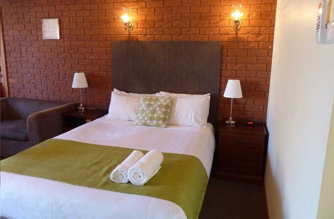 Meramie Motor Inn - Accommodation NT 8