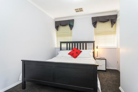Port Adelaide Harbourside House - Accommodation NT 9