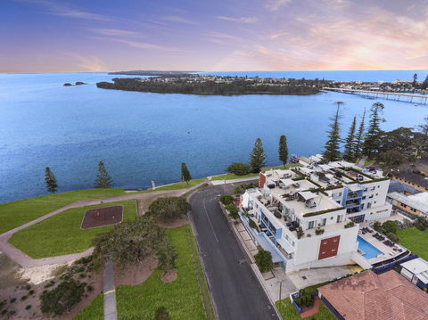 Lakeside Waterfront Apartment The Entrance - Accommodation NT 17