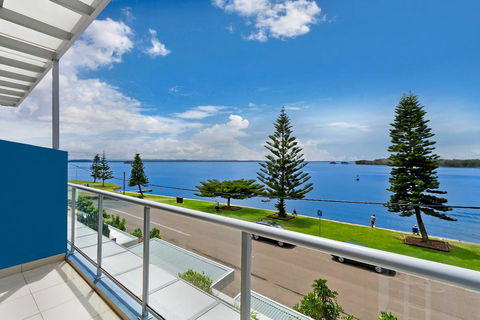 Lakeside Waterfront Apartment The Entrance - Accommodation NT 33