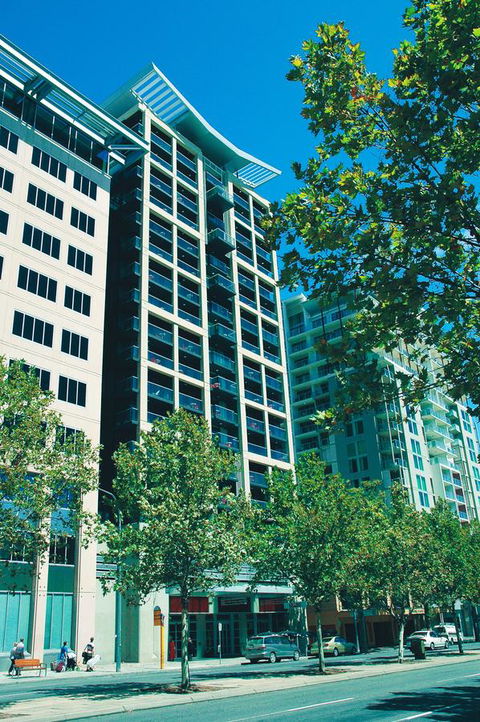 Oaks Adelaide Horizons Suites - NT Tourism 0