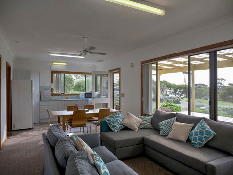 Emu Bay Holiday Homes - Accommodation NT 7