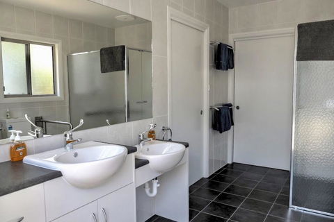 Emu Bay Holiday Homes - Accommodation NT 14