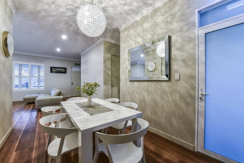 Aloha Central Luxury Apartments - Accommodation NT 9