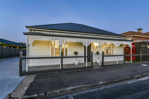 Aloha Central Luxury Apartments - Accommodation NT 12
