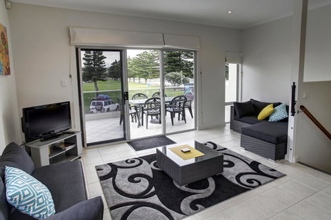 Tasman Beachside Apartment - Accommodation NT 4