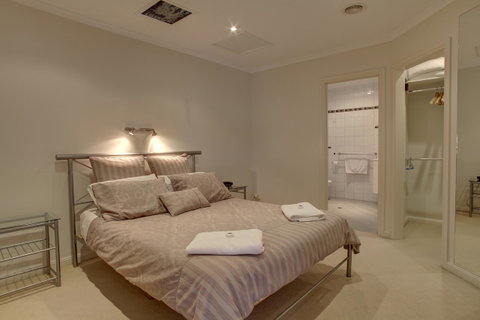 Tasman Beachside Apartment - Accommodation NT 6