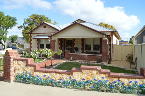 Two Cow Cottage Bed & Breakfast - NT Tourism 15