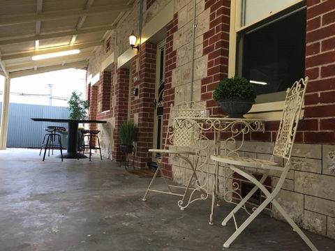 Two Cow Cottage Bed & Breakfast - NT Tourism 0