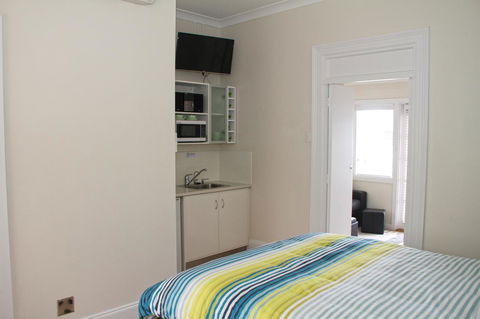 Smugglers Inn Studio Apartments - NT Tourism 15
