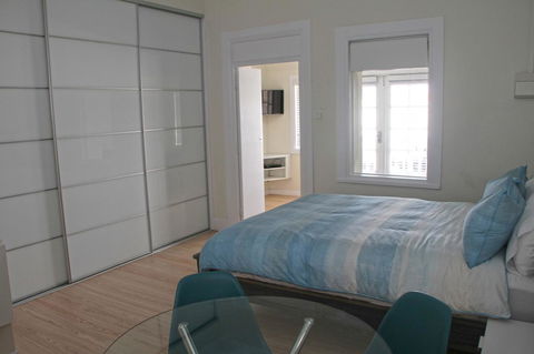 Smugglers Inn Studio Apartments - NT Tourism 6