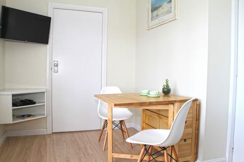 Smugglers Inn Studio Apartments - NT Tourism 14
