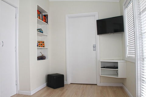 Smugglers Inn Studio Apartments - NT Tourism 7