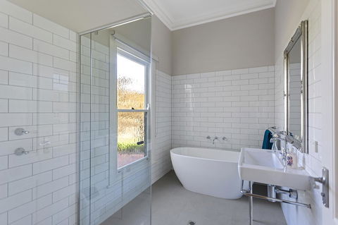 Grandview Accommodation - The Elm Tree Apartments - NT Tourism 19