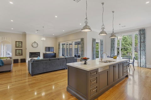 Grandview Accommodation - The Elm Tree Apartments - NT Tourism 17