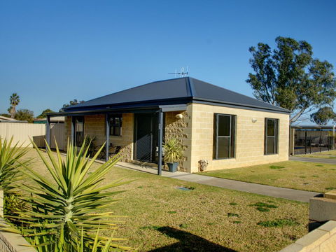 DBJ Holiday Units - NT Tourism 0