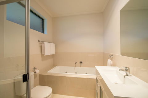Clare Country Club - Accommodation NT 16