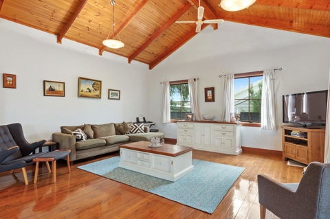 The Log Cabin - 47 Jetty Road - NT Tourism 4