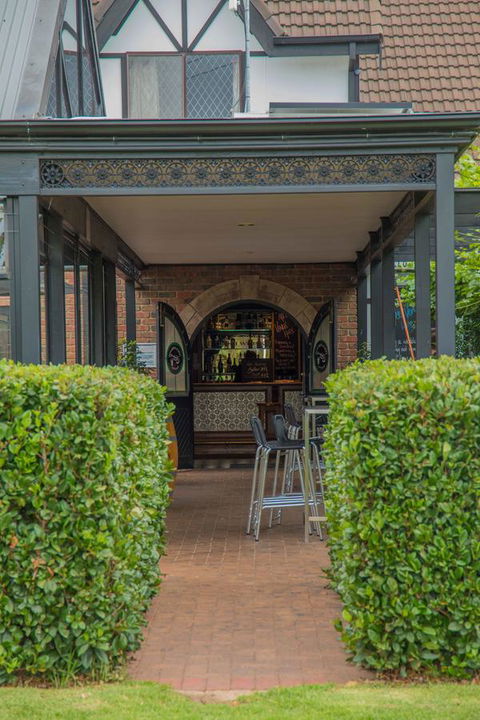Mick O\'Sheas - Accommodation NT 40
