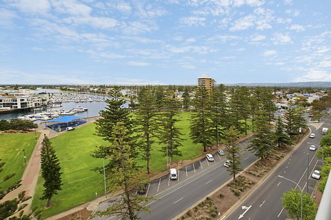 Beachside Luxury & Comfort, Ocean Views In Glenelg - Accommodation NT 24