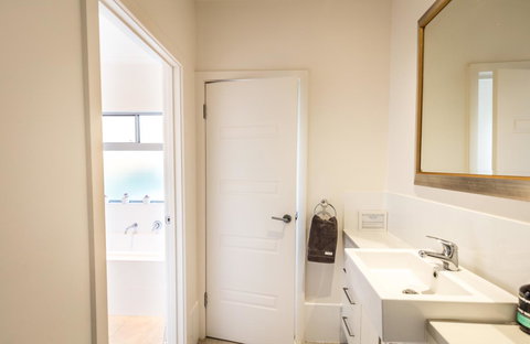 Middle River Beach House - East & West House - Accommodation NT 16