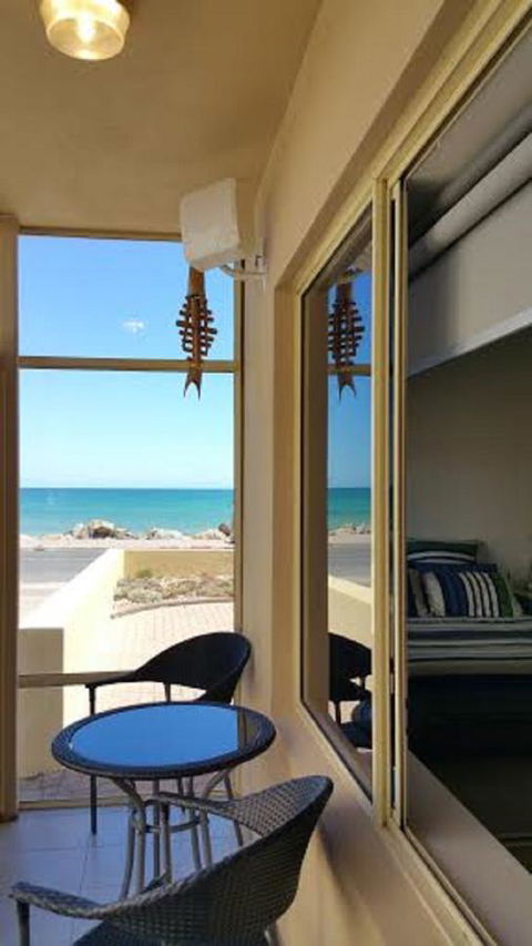 Acaill Accommodation Esplanade Living Self Check-In Self Check-Out - Accommodation NT 18