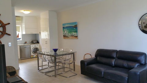 Acaill Accommodation Esplanade Living Self Check-In Self Check-Out - Accommodation NT 2
